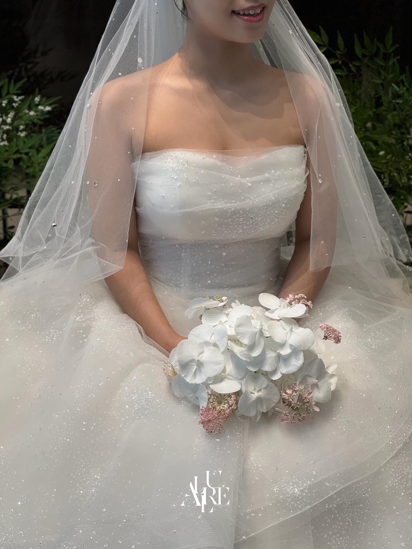 아루레가 촬영한 야외 예식장 벨라인 드레스 사진