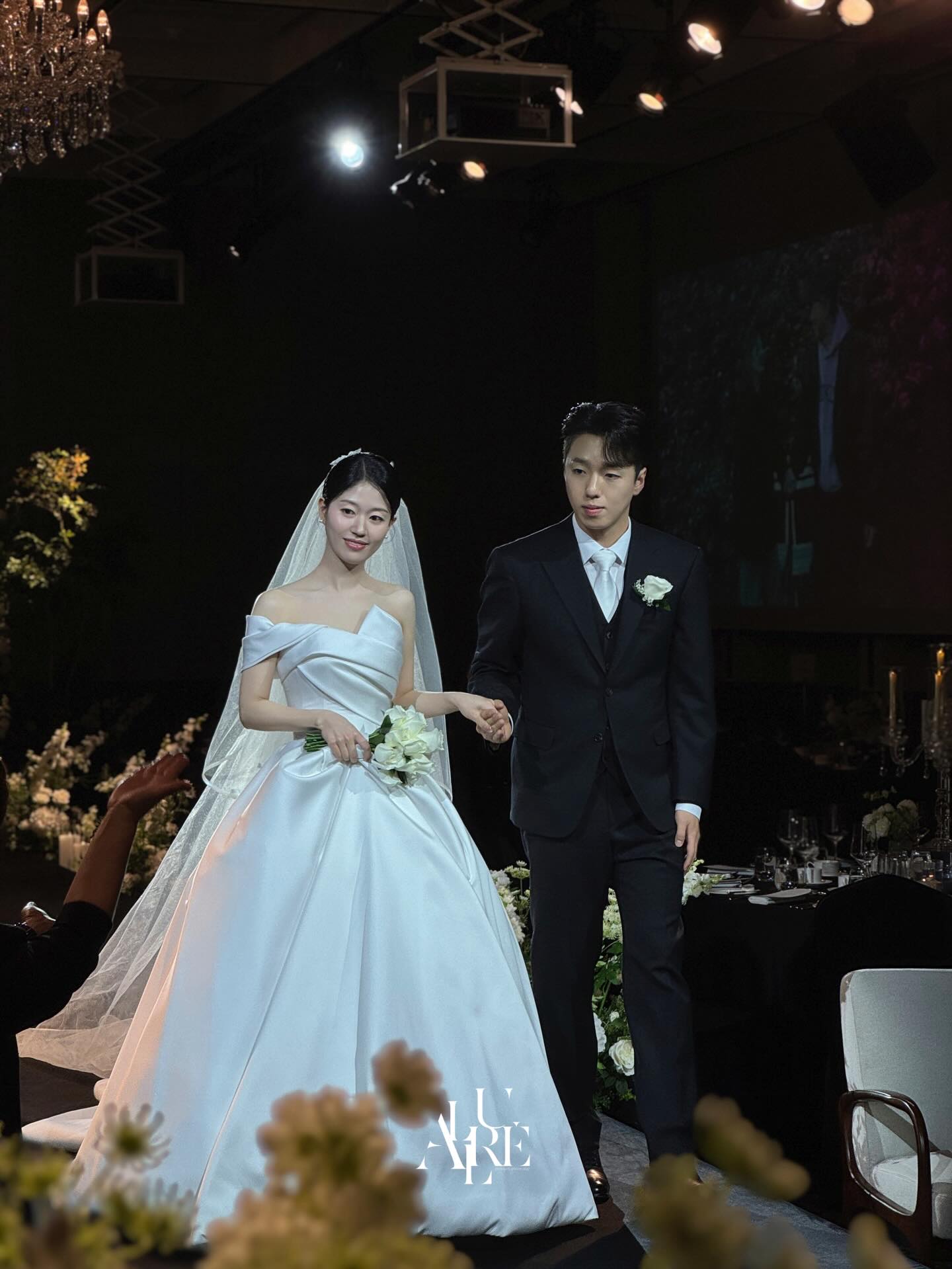아루레가 촬영한 연회장 벨라인 드레스 사진