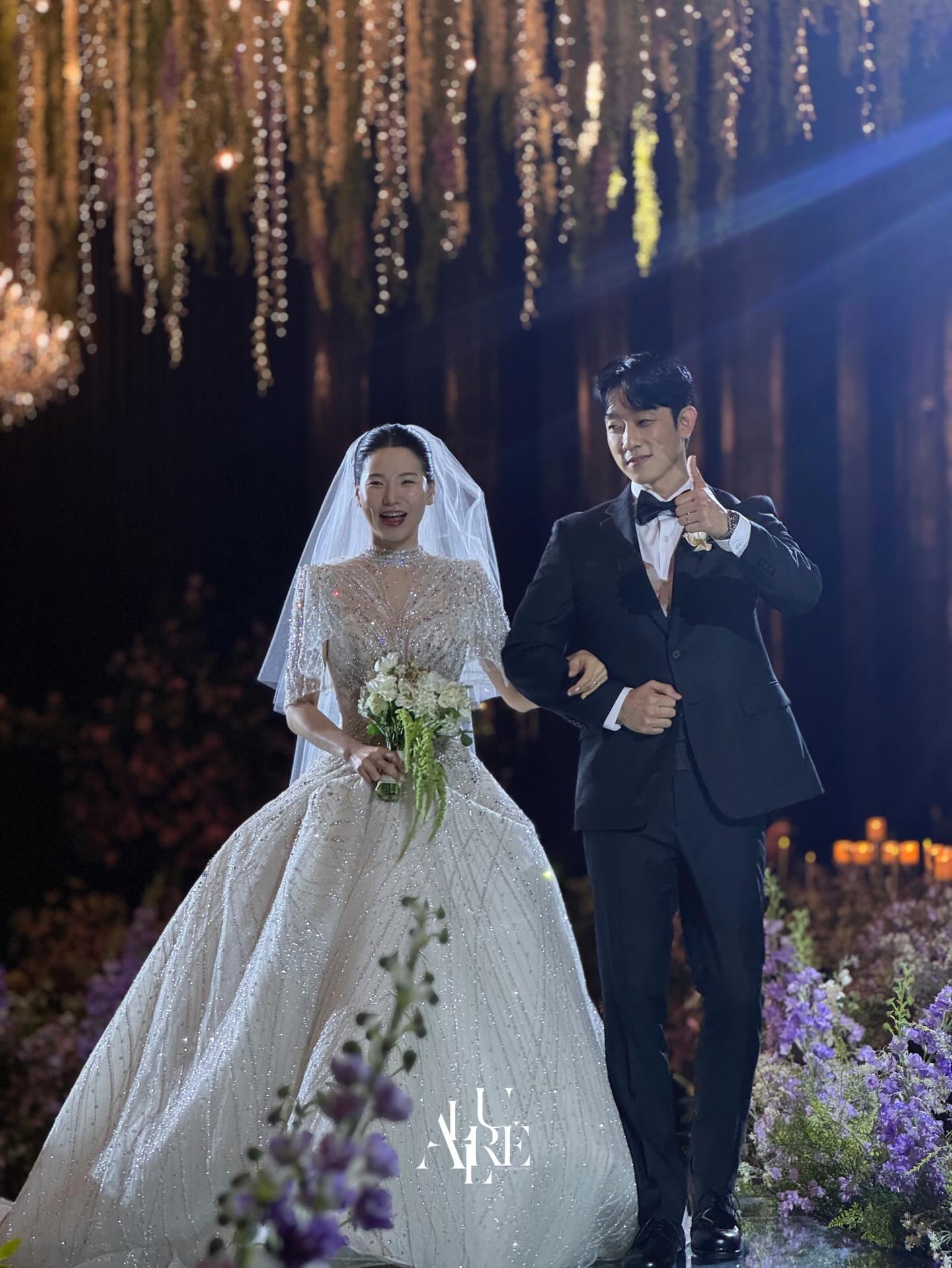아루레가 촬영한 예식장 단상 입장 벨라인 드레스 사진