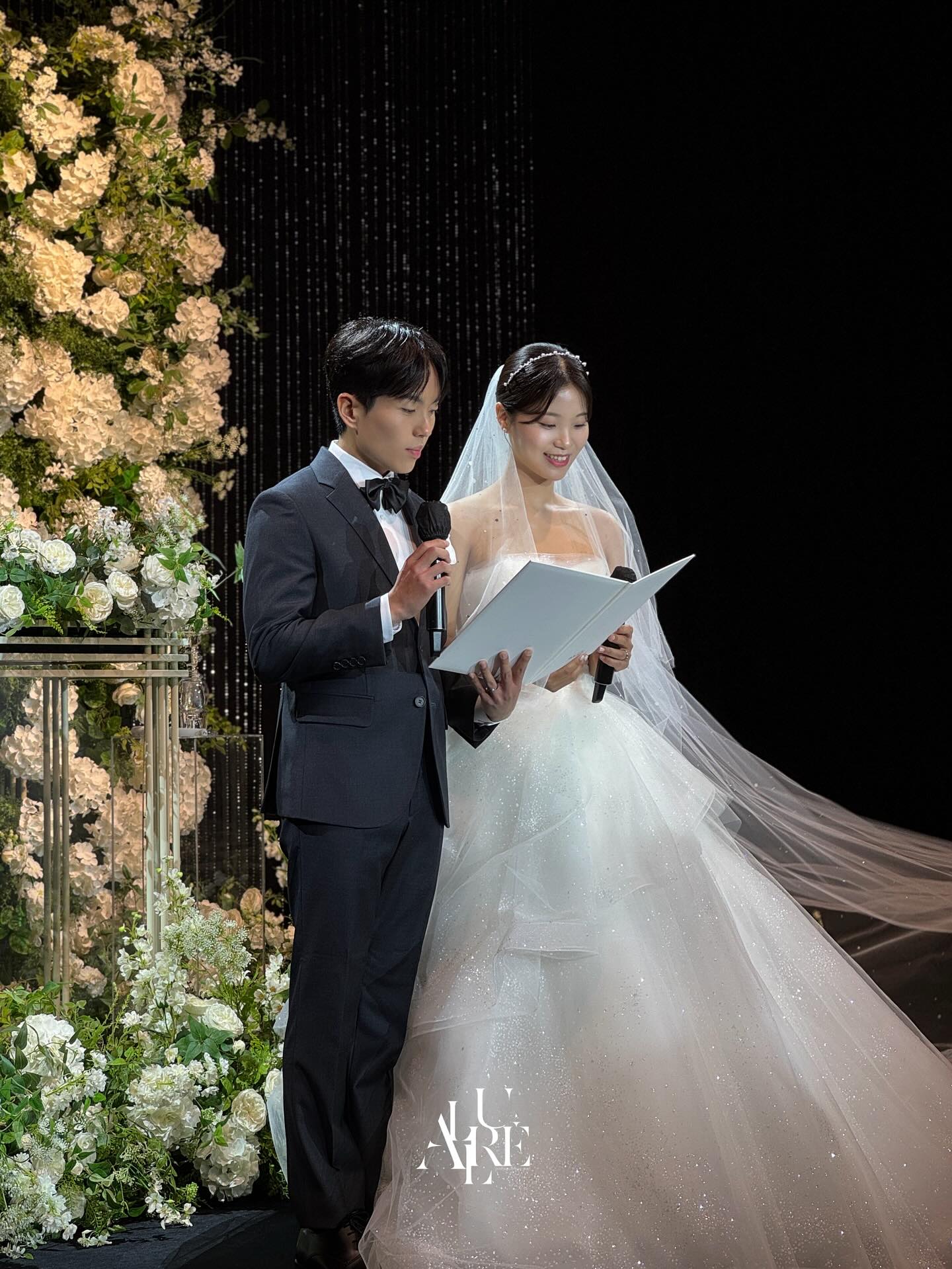 아루레가 촬영한 예식장 단상 서약 벨라인 드레스 사진