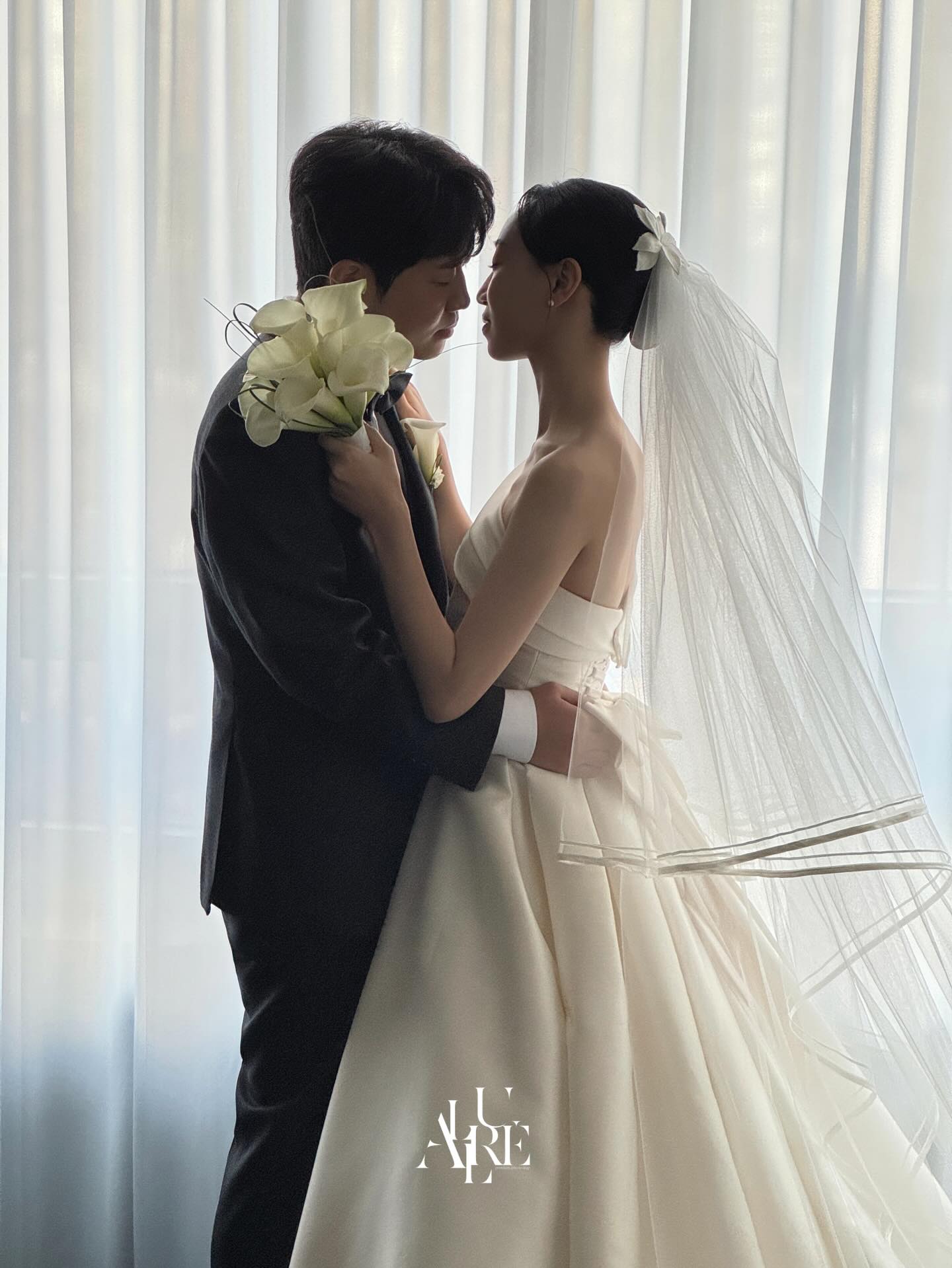 아루레가 촬영한 신부대기실 키스 벨라인 드레스 사진