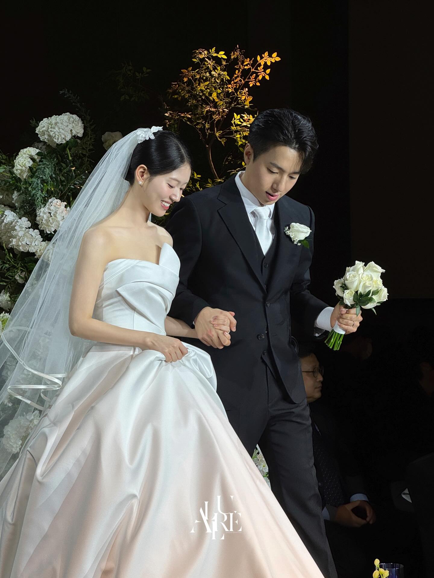 아루레가 촬영한 예식장 단상 입장 벨라인 드레스 사진