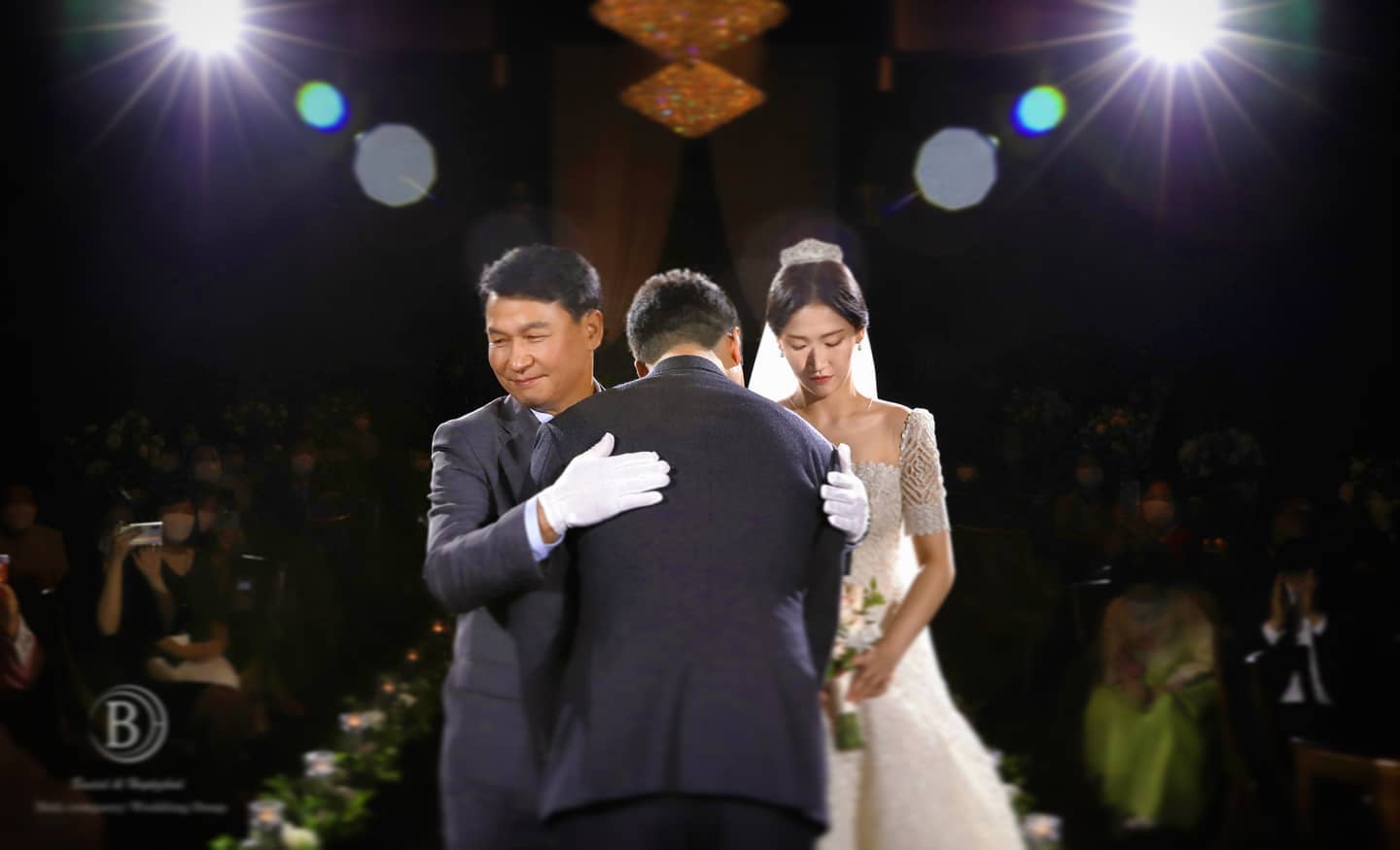 비앤에이치스냅이 촬영한 예식장 단상 벨라인 드레스 하객과 함께 사진
