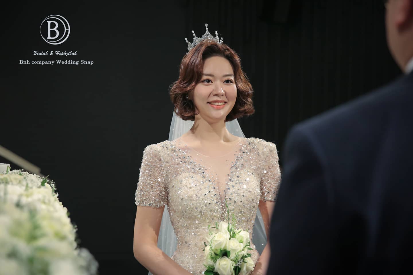 비앤에이치스냅이 촬영한 예식장 버진로드 서약 벨라인 드레스 사진