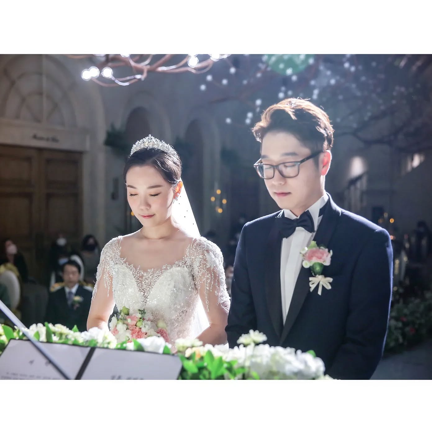 비앤에이치스냅이 촬영한 예식장 버진로드 서약 벨라인 드레스 사진