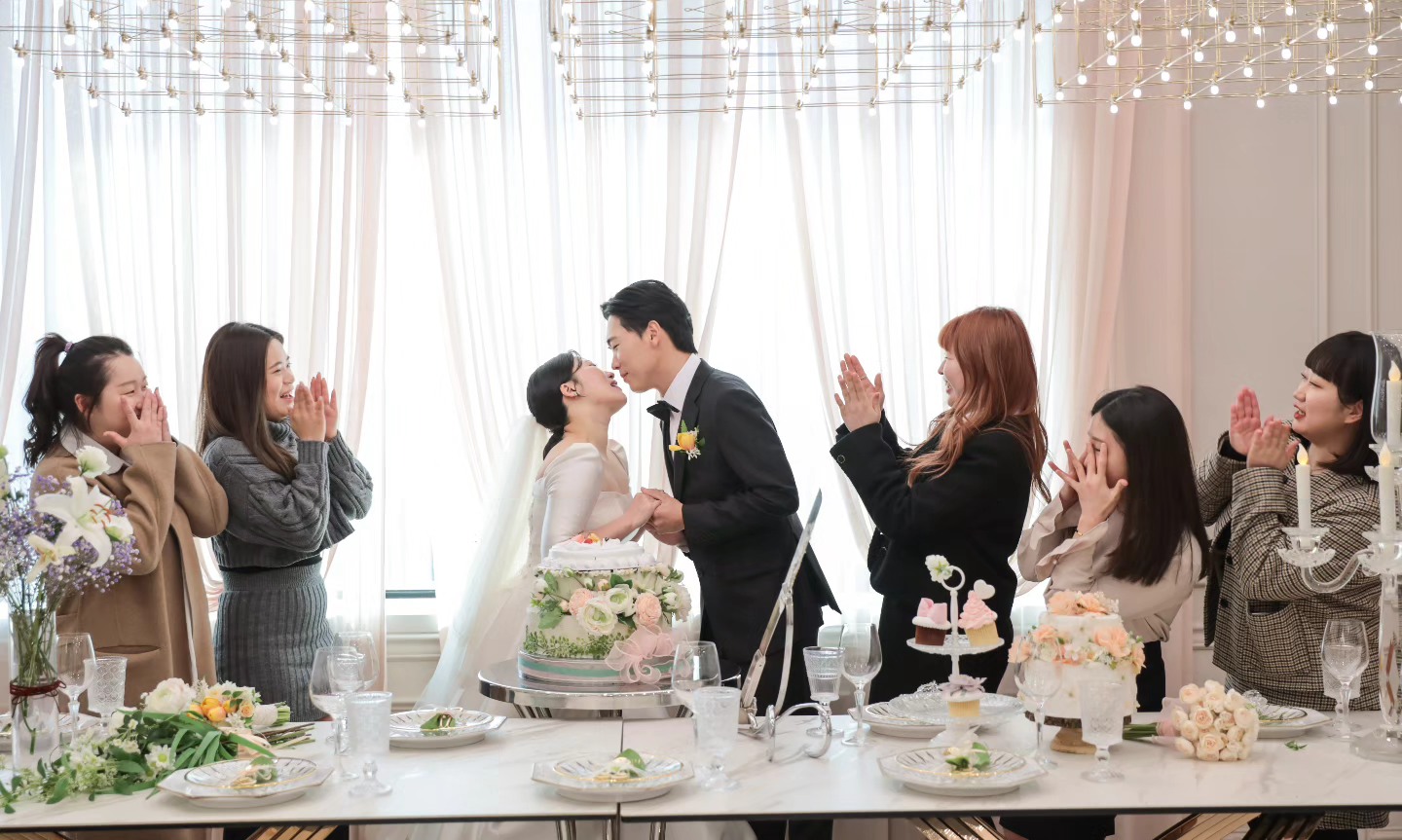 비앤에이치스냅이 촬영한 연회장 키스 하객과 함께 사진