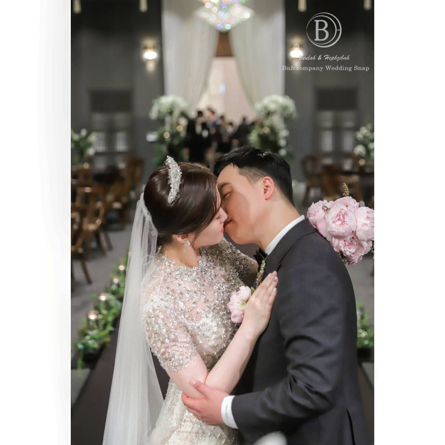 비앤에이치스냅이 촬영한 예식장 버진로드 키스 슬림 드레스 하객과 함께 사진