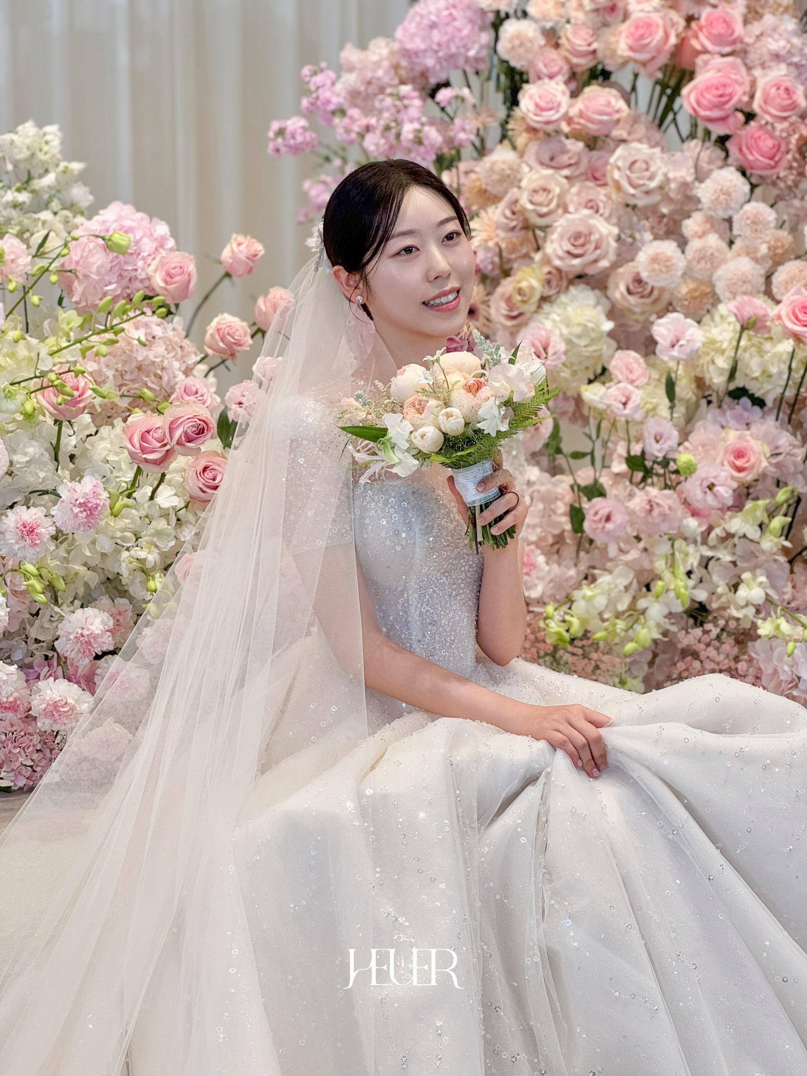 에하스냅이 촬영한 신부대기실 부케 벨라인 드레스 사진