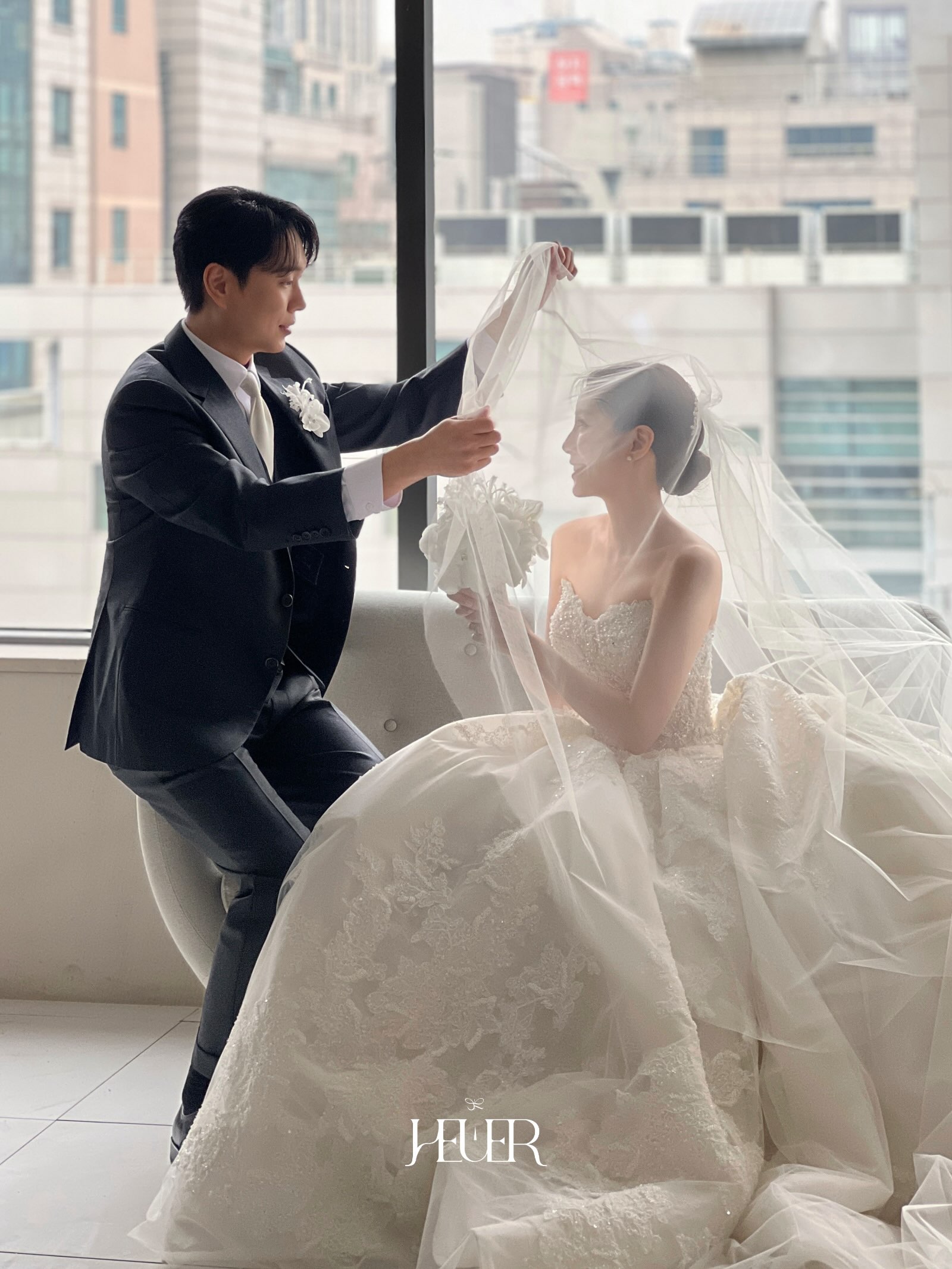 에하스냅이 촬영한 신부대기실 벨라인 드레스 사진
