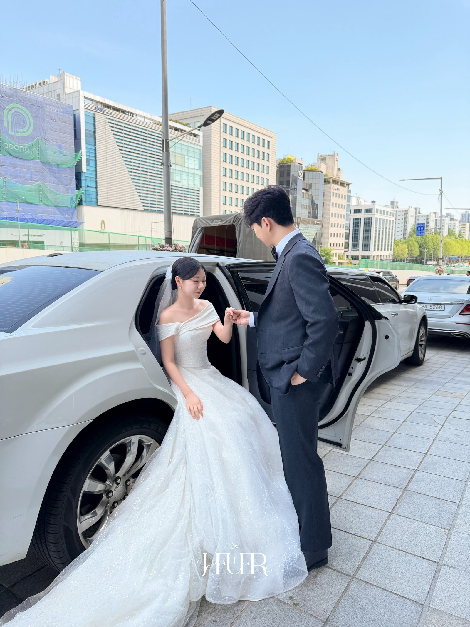 에하스냅이 촬영한 야외 순간 벨라인 드레스 사진