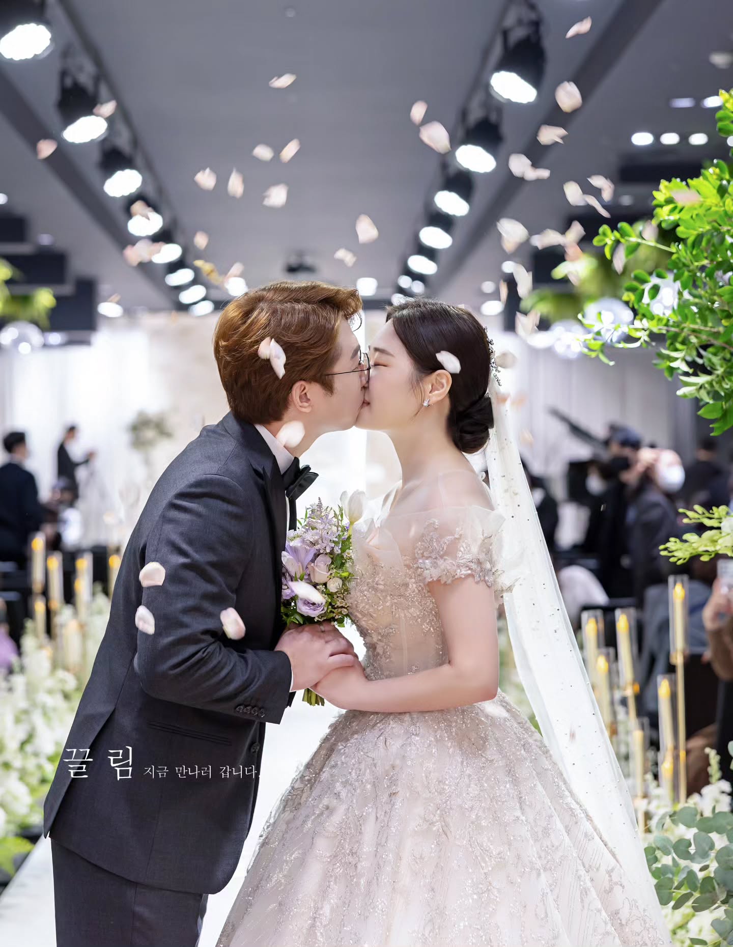 끌림스냅이 촬영한 연회장 키스 벨라인 드레스 하객과 함께 사진